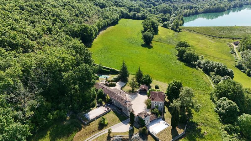 Demeure - 470 m² - 12 pièces