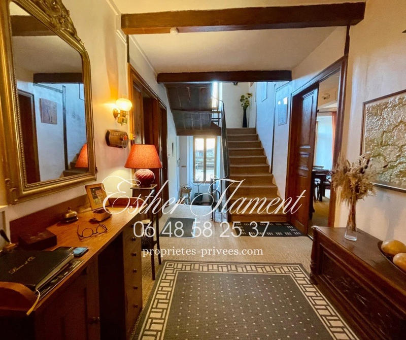 Maison - 337 m² - 9 pièces