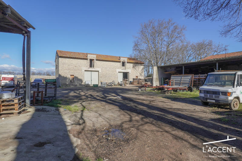 Château - 3 038 m² - 55 pièces