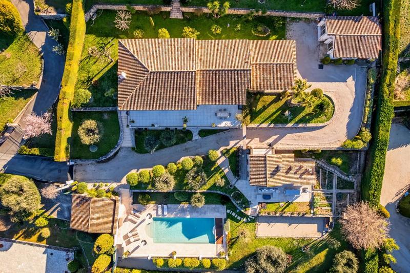 Villa - 300 m² - 6 pièces