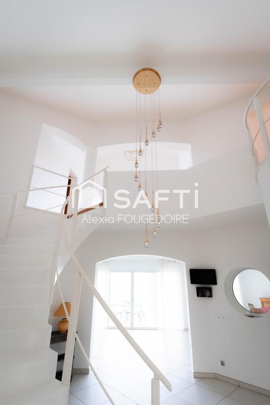 Maison - 298 m² - 9 pièces