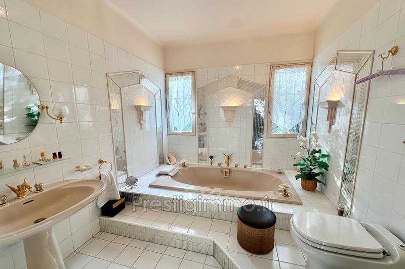 Maison - 270 m² - 8 pièces