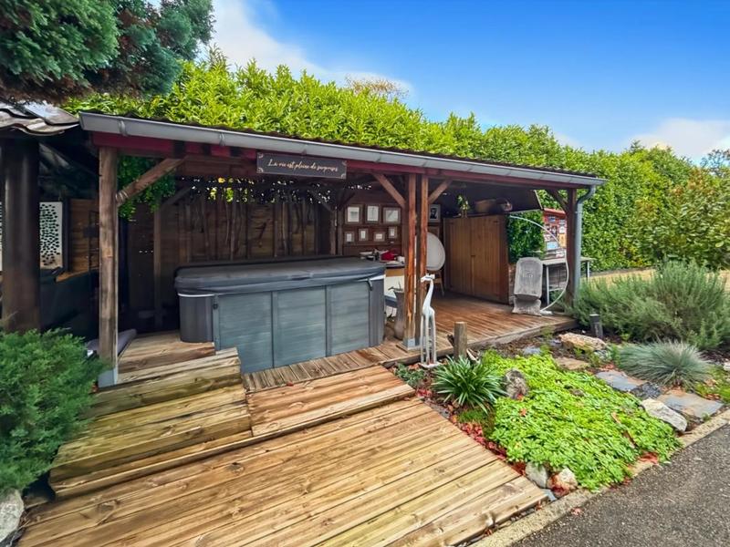 Maison - 230 m² - 6 pièces