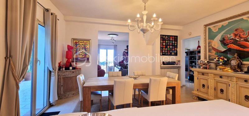 Maison traditionnelle - 241 m² - 6 pièces