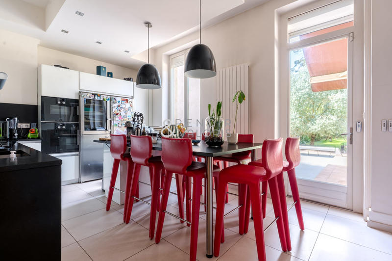 Maison - 302 m² - 10 pièces