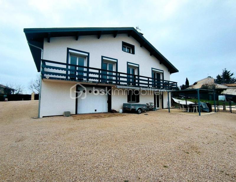 Maison - 196 m² - 9 pièces