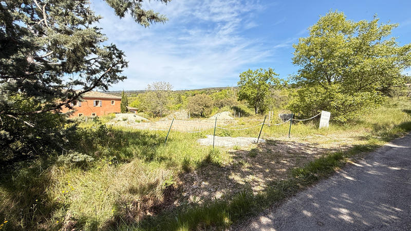 Terrain constructible - 2 500 m²