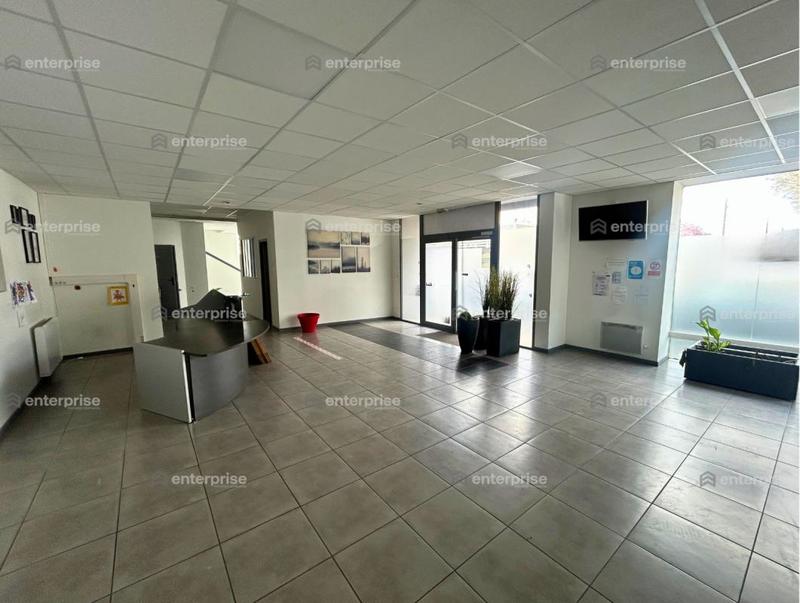 Local commercial - 744 m²