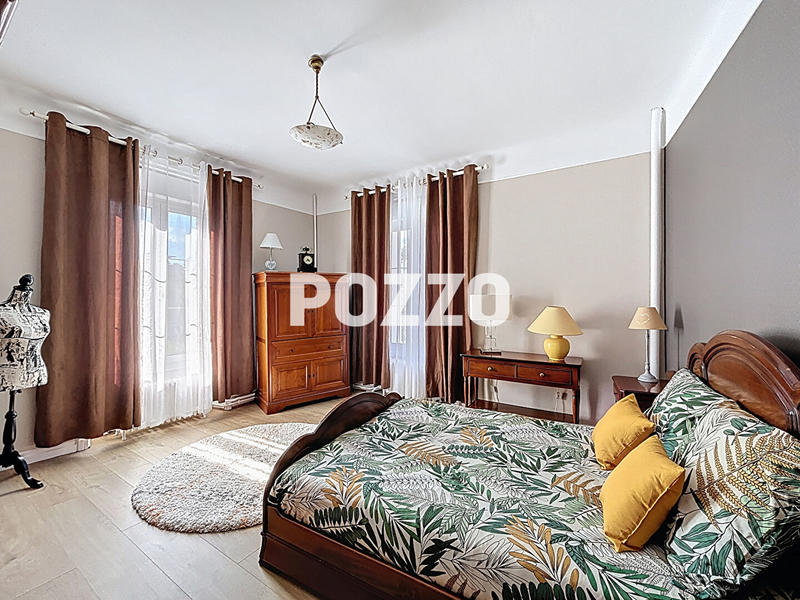 Maison - 225 m² - 10 pièces