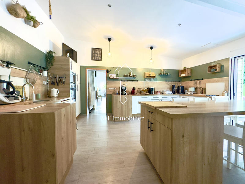 Maison - 215 m² - 9 pièces