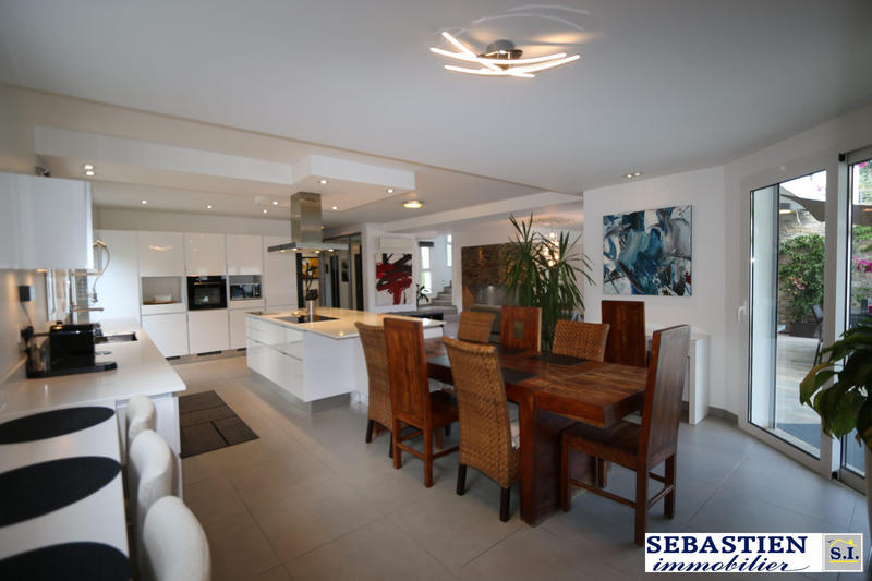 Maison contemporaine - 243 m² - 7 pièces