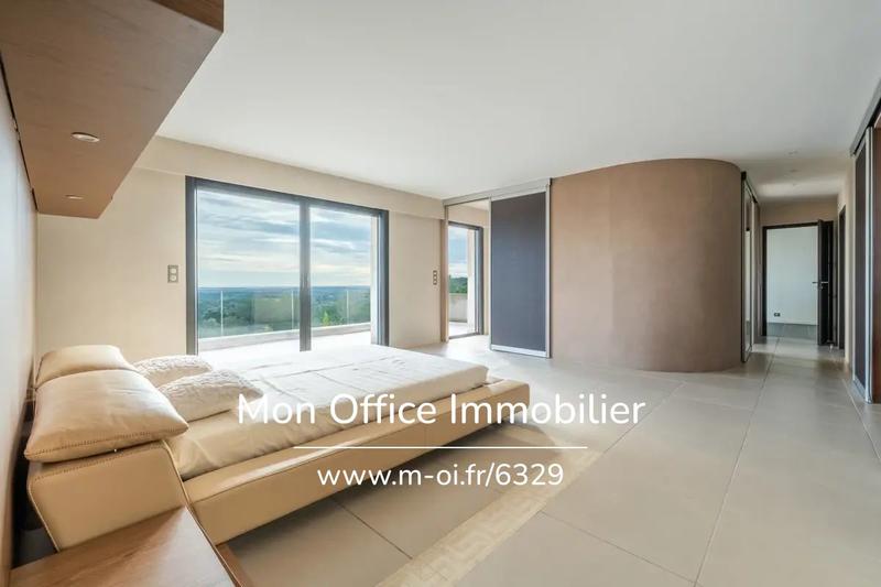 Propriété - 980 m² - 10 pièces