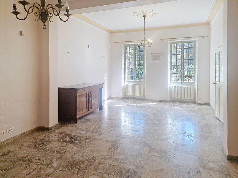 Demeure - 255 m² - 9 pièces