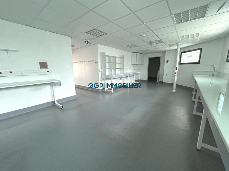 Local commercial - 207 m² - 15 pièces