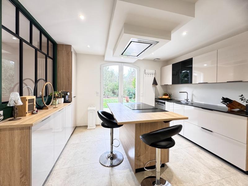 Maison - 250 m² - 7 pièces