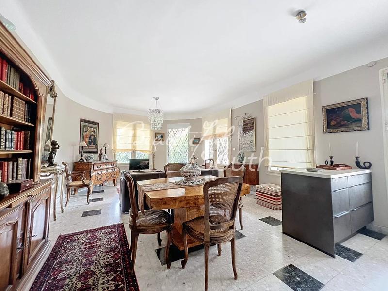 Maison - 247 m² - 5 pièces