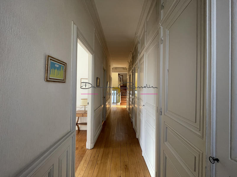 Propriété - 240 m² - 11 pièces