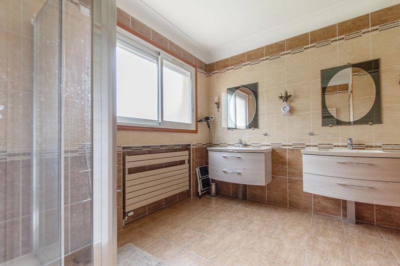 Maison - 232 m² - 11 pièces