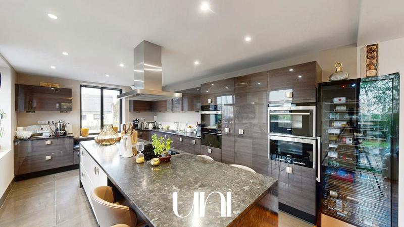 Maison - 210 m² - 6 pièces