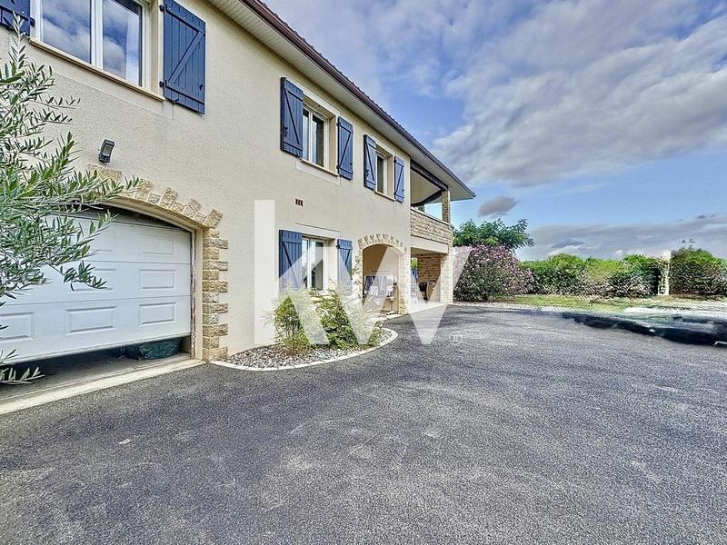 Maison - 220 m² - 8 pièces