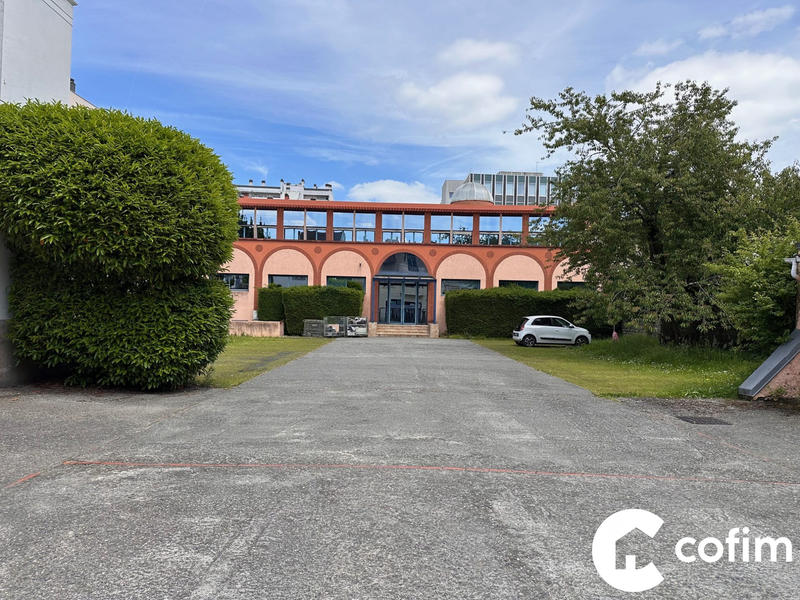 Local d'activités - 700 m² - 27 pièces