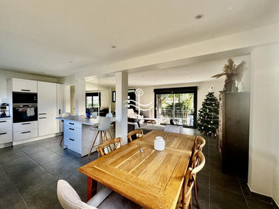 Maison - 208 m² - 9 pièces