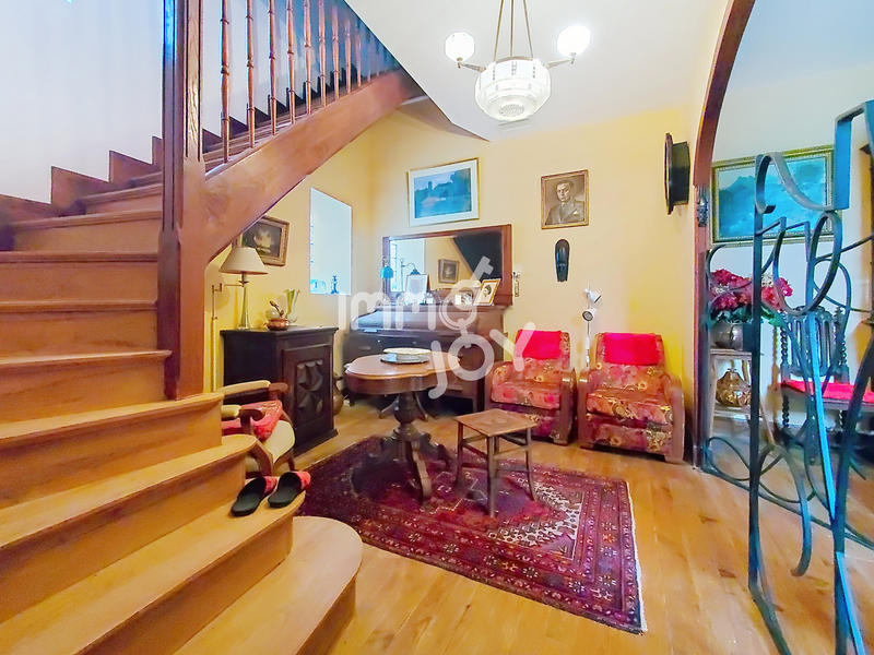 Propriété - 237 m² - 9 pièces