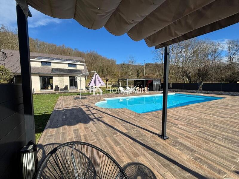 Maison - 280 m² - 9 pièces