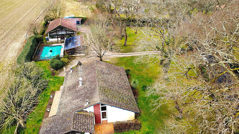 Maison - 230 m² - 8 pièces