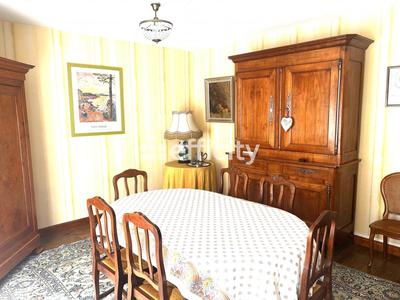 Maison - 201 m² - 7 pièces