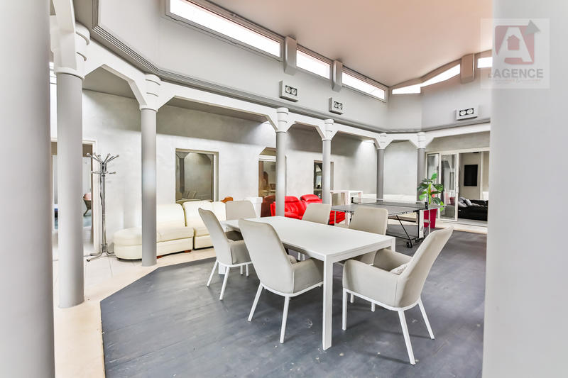 Maison - 402 m² - 8 pièces