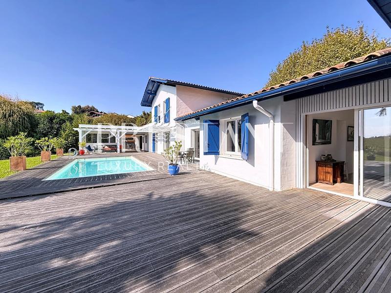 Maison - 290 m² - 9 pièces