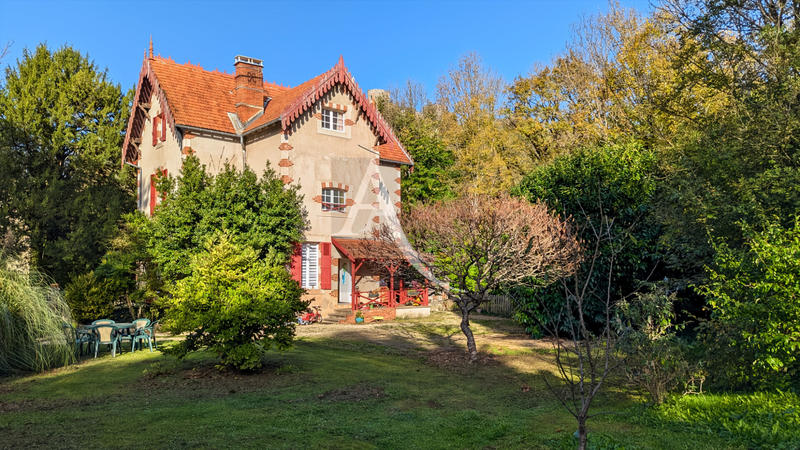 Maison - 263 m² - 10 pièces