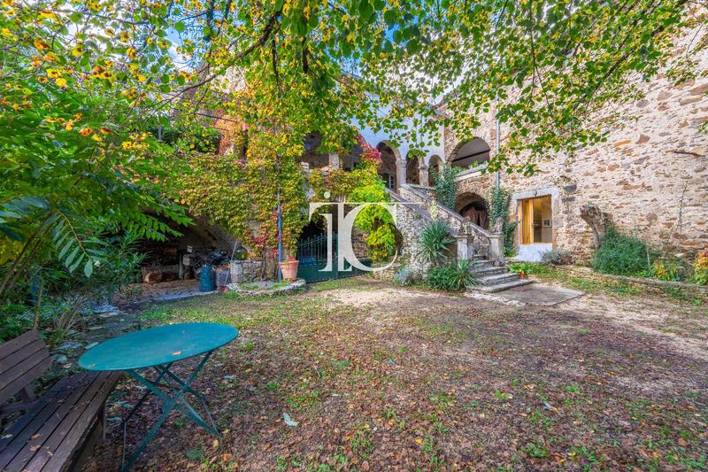 Maison - 302 m² - 8 pièces