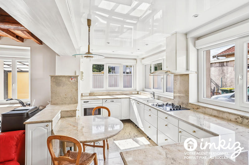 Maison - 285 m² - 10 pièces