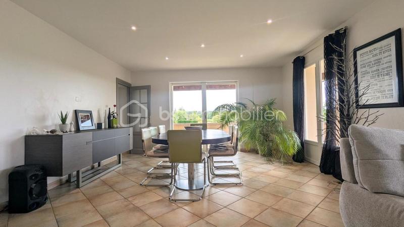 Maison - 220 m² - 8 pièces