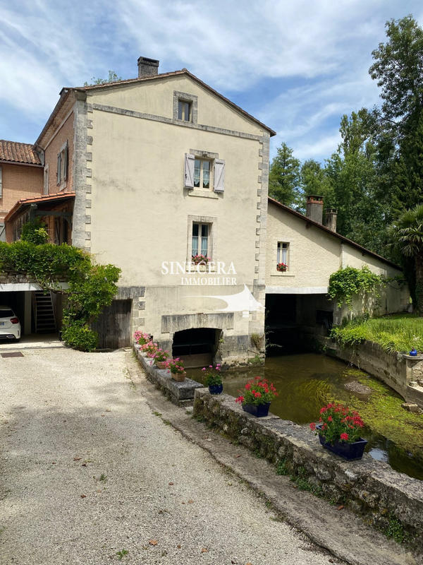 Maison - 220 m² - 8 pièces