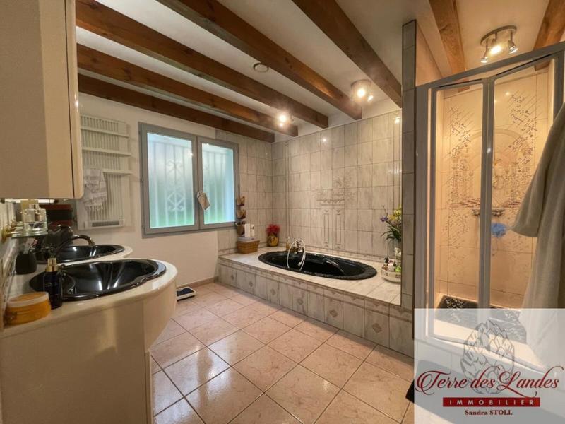 Maison - 180 m² - 8 pièces