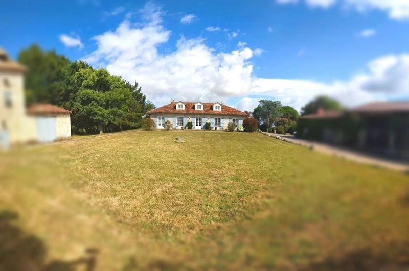 Propriété - 219 m² - 9 pièces