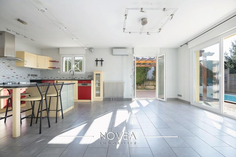 Maison traditionnelle - 179 m² - 8 pièces