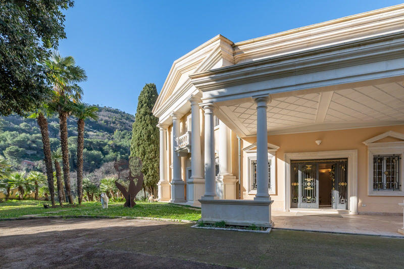 Villa - 857 m² - 15 pièces