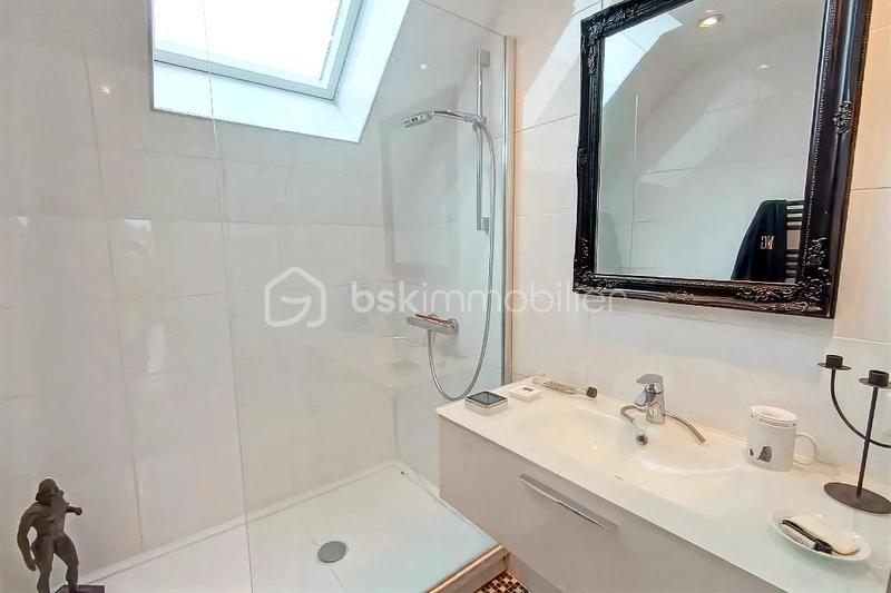 Maison - 225 m² - 8 pièces