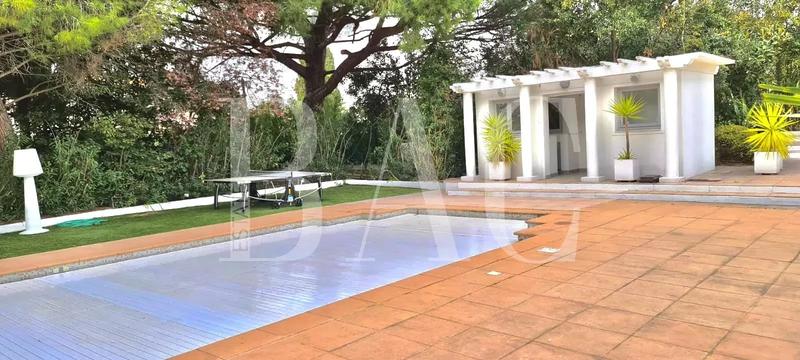 Propriété - 450 m² - 8 pièces