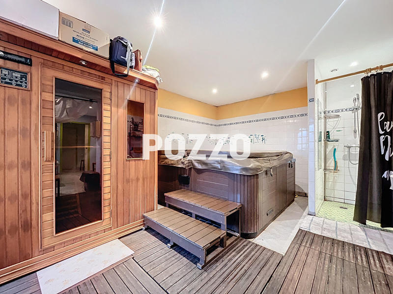 Maison - 240 m² - 16 pièces