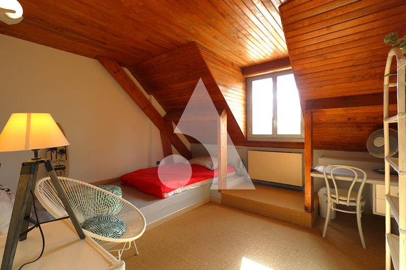 Maison - 233 m² - 12 pièces