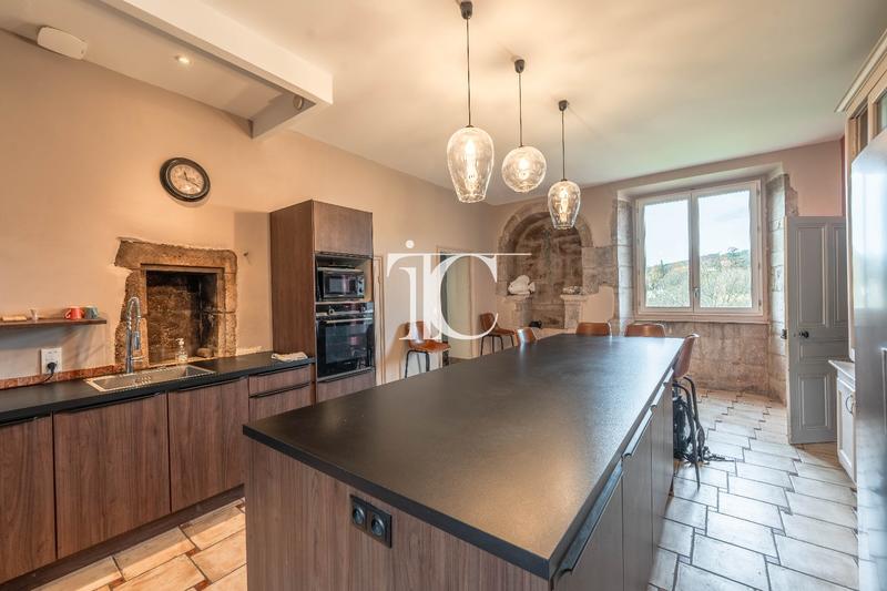 Maison - 334 m² - 8 pièces