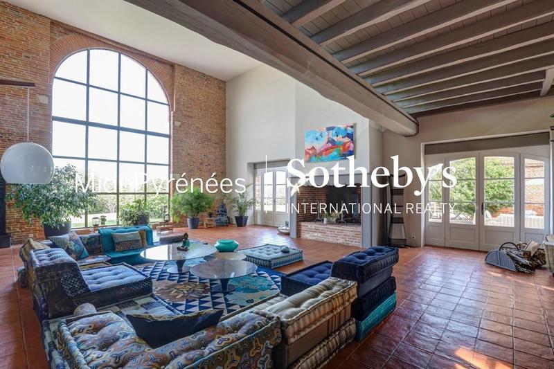 Maison - 730 m² - 14 pièces