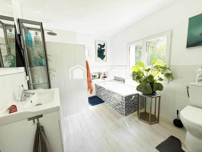 Maison - 241 m² - 9 pièces