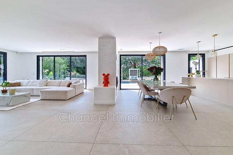 Demeure - 241 m² - 7 pièces