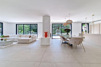 Demeure - 241 m² - 7 pièces